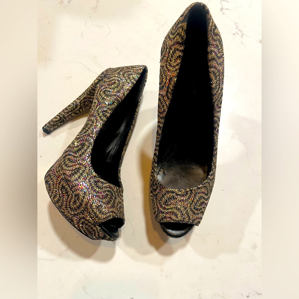 Vera Wang Platform Peep Toe Pumps with Curved Heel Size 6